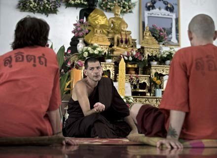 Mnich Erik (po środku) udziela lekcji medytacji, 9 sierpnia 2009 /AFP