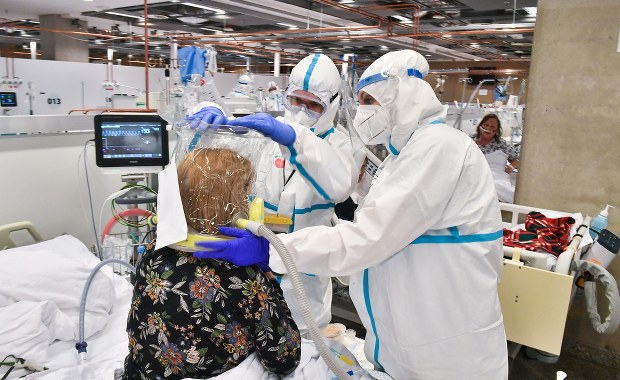 Mniej chorych, ale więcej pacjentów w ciężkim stanie. Sytuacja w szpitalu narodowym 