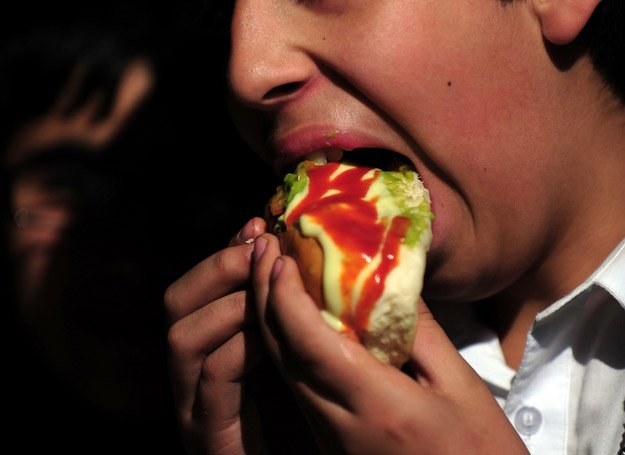 Mniej jedzenia, więcej ruchu - oto nasze zalecenie /AFP