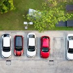Mniej miejsc parkingowych przy nowych blokach? Ruszyły prace nad ustawą