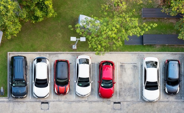 Mniej miejsc parkingowych przy nowych blokach? Ruszyły prace nad ustawą