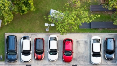 Mniej miejsc parkingowych przy nowych blokach? Ruszyły prace nad ustawą