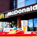 Mniej plastiku w McDonald’s? Spółka ma plan jak to osiągnąć