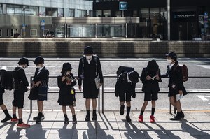 Mniej przypadków COVID-19. Japońskie dzieci znów mogą rozmawiać przy posiłku