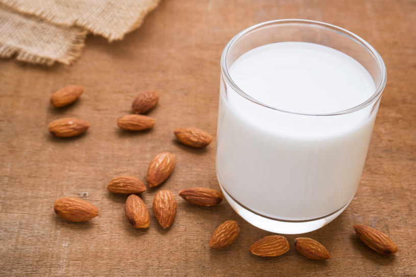 Mniej słodkie mleko można dosłodzić miodem albo syropem klonowym /123RF/PICSEL