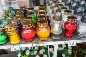 Mniej śmieci, więcej pamięci. Ważny apel Caritas na Wszystkich Świętych