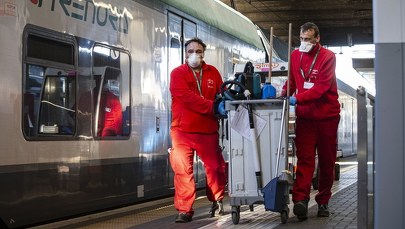 Mniej wizyt w restauracji, więcej oglądania telewizji. Koronawirus zmienia styl życia Włochów