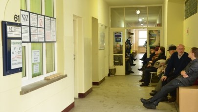 Mniej zachorowań na grypę, ale wirus wciąż groźny