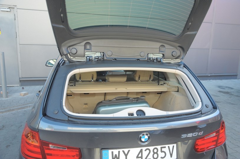 Mniejsze ładunki można włożyć do bagażnika przez unoszoną szybę. /Motor
