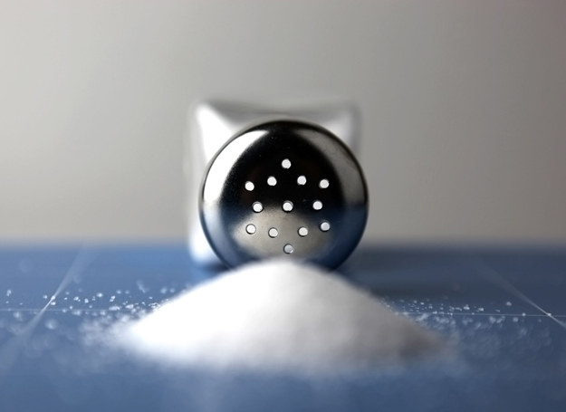 Mniejsze spożycie soli pozwoliłoby skrócić kolejki do lekarzy. /123RF/PICSEL