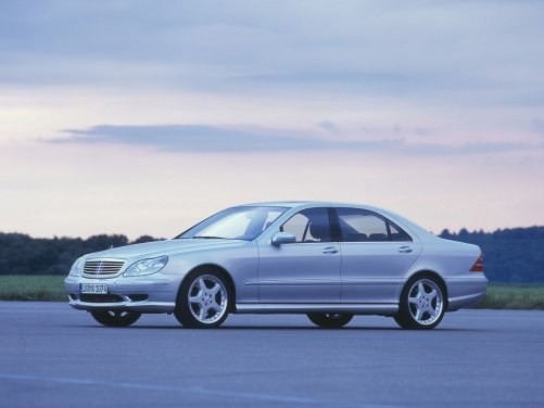 Mniejszy i lżejszy od poprzednika. Dwie wersje (coupe sprzedawano już jako model CL). Do wyboru silniki o mocy od 197 do 612 KM. /Mercedes