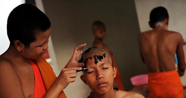 Mnisi-nowicjusze golą głowę co dwa miesiące. Na zdjęciu Pipop Thanajindawong (w środku) /AFP