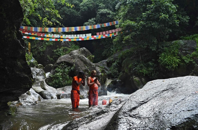 Mnisi w Nepalu /AFP