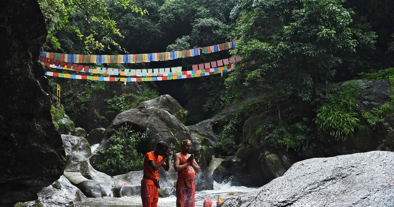 Mnisi w Nepalu /AFP