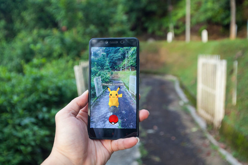 Mobilna gra Pokemon Go wykorzystuje rozszerzoną rzeczywistość /123RF/PICSEL