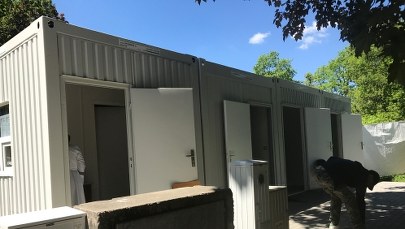 Mobilna łaźnia dla bezdomnych działa w Warszawie