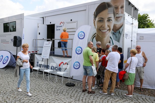 Mobilna Strefa Zdrowia projektu „Zdrowe Życie” w Wieluniu /Marian Zubrzycki /PAP