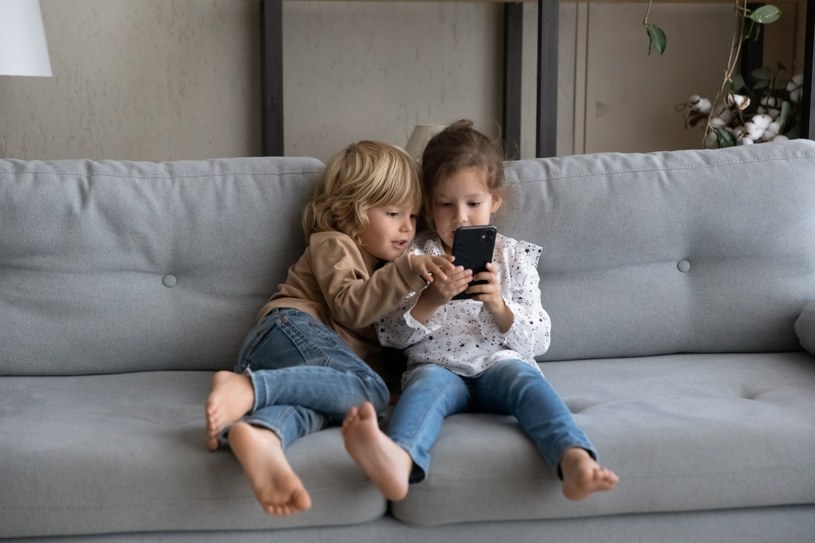 Mobilne granie rośnie w siłę - od czasu do czasu dzieci mogą się odprężyć, grając na telefonie /123RF/PICSEL