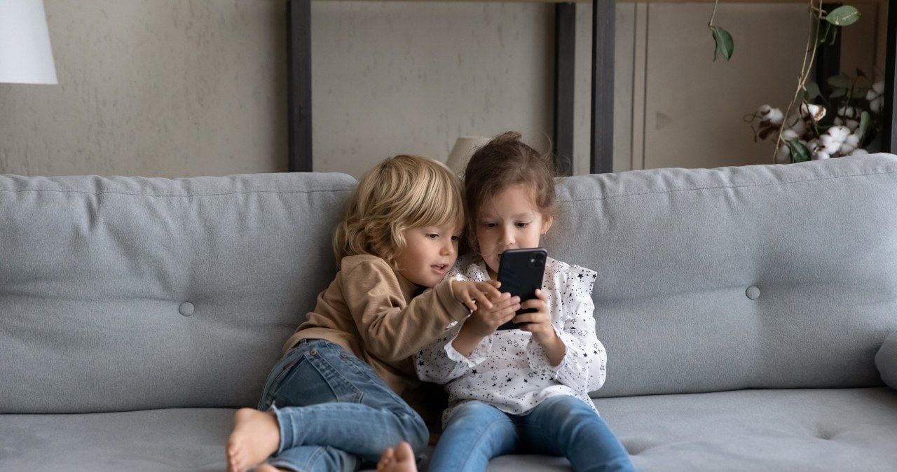 Mobilne granie rośnie w siłę - od czasu do czasu dzieci mogą się odprężyć, grając na telefonie /123RF/PICSEL