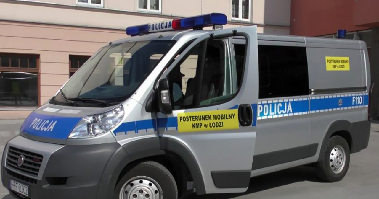 Mobilne komisariaty to nic innego, jak specjalne radiowozy wyposażone m.in. w biurko i sprzęt komputerowy. /Policja