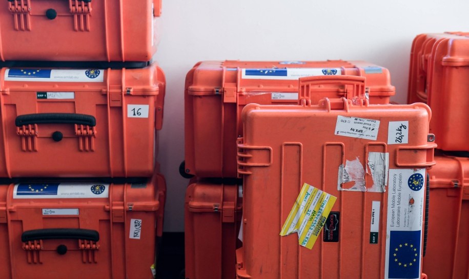 Mobilne laboratoria do wykrywania eboli /Axel Heimken /PAP/EPA