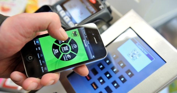 Mobilne płatności stają się coraz bardziej popularne /AFP