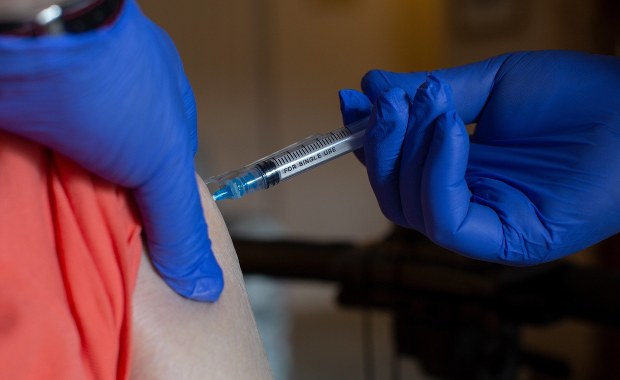 Mobilne punkty szczepień ruszają w Polskę. W majówkę zaszczepimy się bez umawiania wizyty