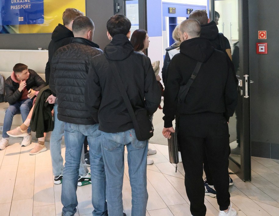 Mobilny Punkt Paszportowy dla obywateli Ukrainy w jednym z warszawskich centrów handlowych /	Wojciech Olkuśnik /East News