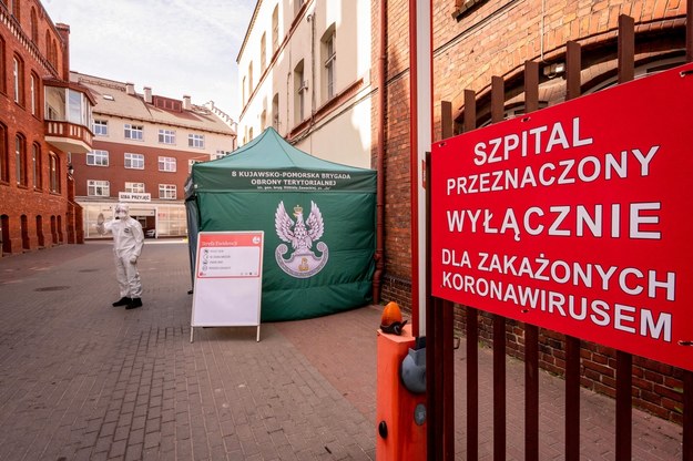 Mobilny punkt poboru wymazów „Drive-Thru” w Bydgoszczy / 	Tytus Żmijewski    /PAP