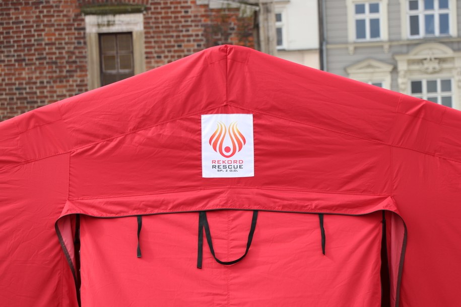 Mobilny punkt szczepień na krakowskim Rynku /Jacek Skóra /RMF FM