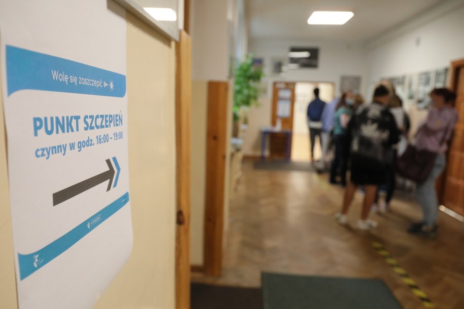 Mobilny punkt szczepień przy ul. Obozowej na warszawskiej Woli / 	Paweł Supernak   /PAP