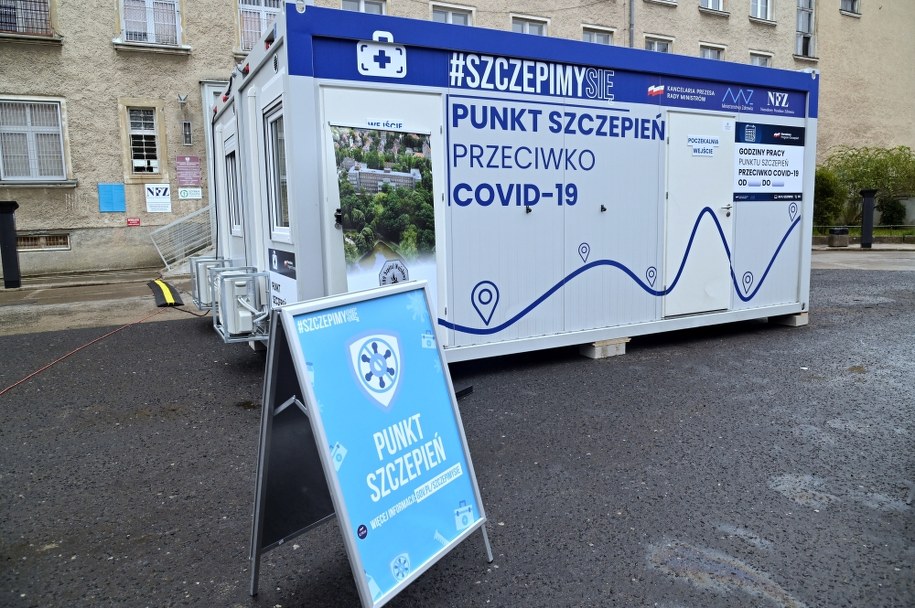 Mobilny punkt szczepień stworzony w ramach akcji "Zaszczep się w Majówkę" przed przychodnią 109. Szpitala Wojskowego przy ul. Piotra Skargi w Szczecinie /	Marcin Bielecki   /PAP