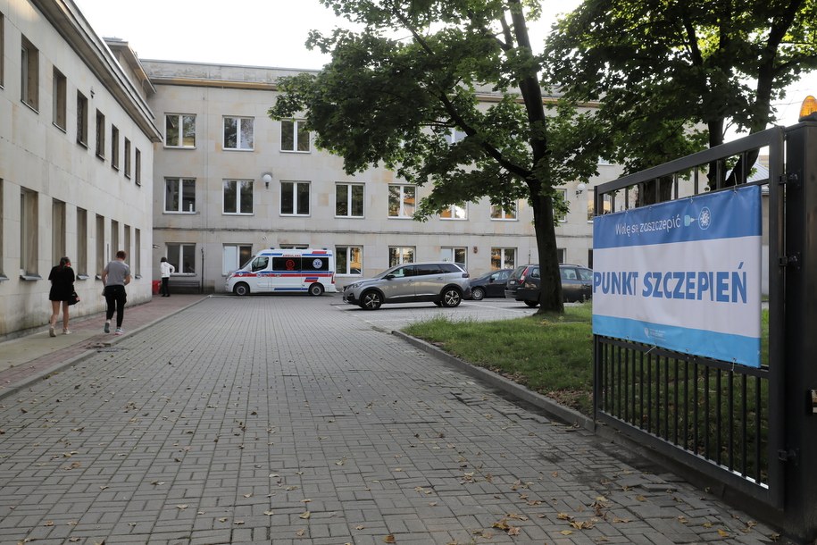 Mobilny punkt szczepień w Warszawie / 	Paweł Supernak   /PAP