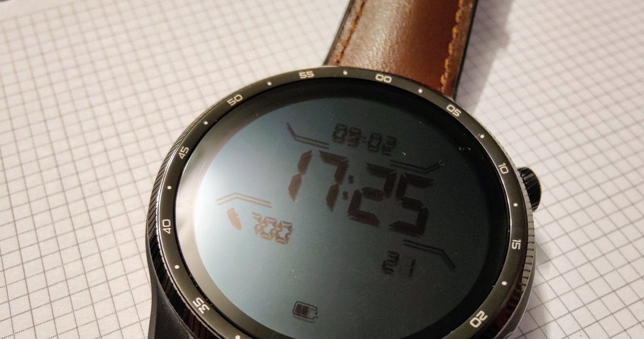 Mobvoi TicWatch Pro 3 Ultra ma odrobinę militarny charakter, ale smartwatch ten będzie pasował nawet do koszuli. /INTERIA.PL