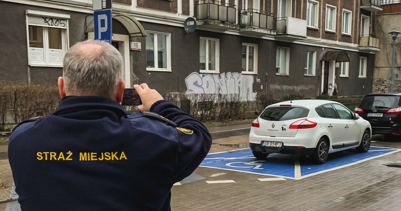 mObywatel nie pomoże, gdy Straż Miejska odholuje twój samochód /Karol Makurat /East News