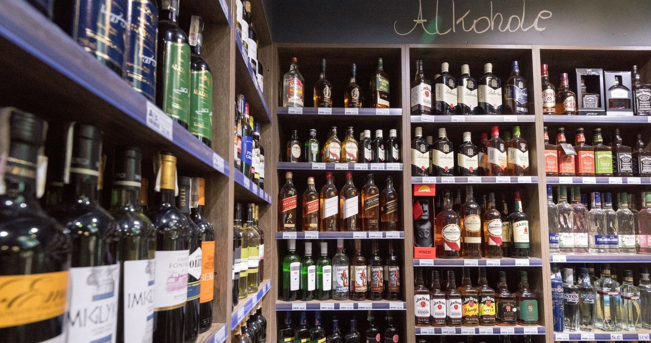 Mocne alkohole są w Polsce dużo mniej popularne niż piwo /Wojciech Strozyk/REPORTER /Reporter