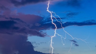 Mocne burzowe uderzenie. Nowe ostrzeżenia IMGW i alert RCB