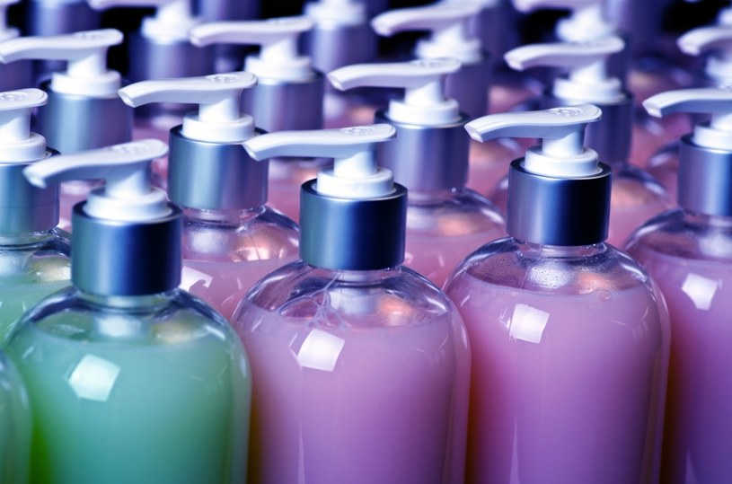 Mocne detergenty w szamponie mogą podrażniać skórę głowy. /Pixel