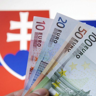 Mocne euro zachęca Słowaków do zakupów za granicą /AFP