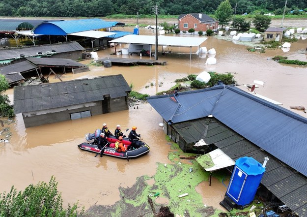 Mocne opady i silne wiatry spowodowały powodzie w Korei Południowej /YONHAP   /PAP/EPA