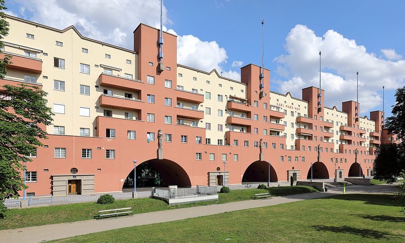 Mocno cofnięte skrzydło środkowe z sześcioma monumentalnymi wieżami zabytkowego zespołu mieszkalnego Karl-Marx-Hof /© C.Stadler/Bwag/CC-BY-SA-4.0 /Wikipedia