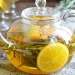 Mocno cytrynowy aromat to tylko dodatek. Zrób z niej herbatę na dobre trawienie i ukojenie nerwów