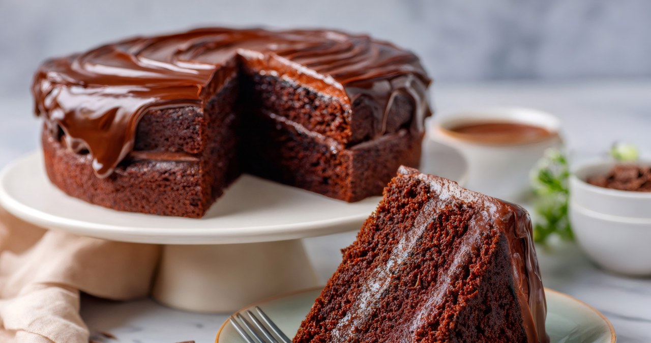 Mocno czekoladowe ciasto idealne na rodzinne imprezy /kardaska /123RF/PICSEL