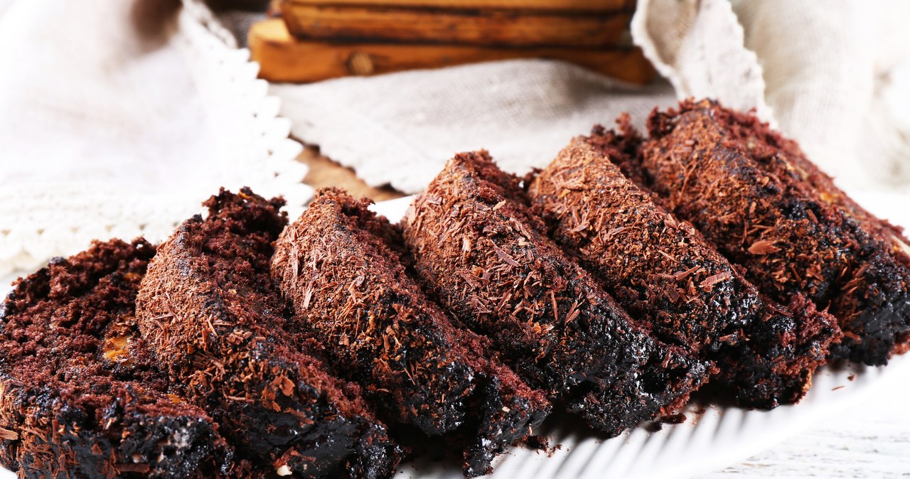 Mocno czekoladowe ciasto świetnie pasuje do popołudniowej kawy /serezniy /123RF/PICSEL