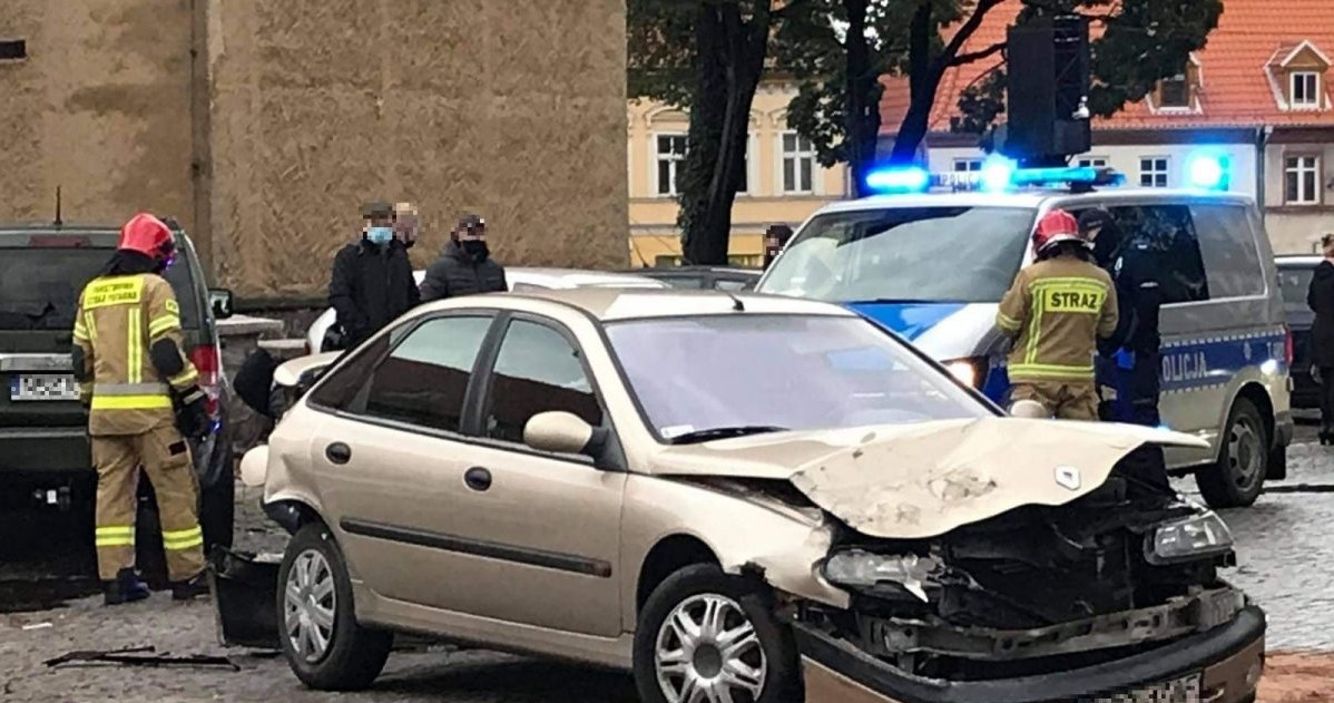 Mocno rozbite Renault Laguna /Informacja prasowa