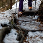 Mocno wieje w Karkonoszach. Jest też bardzo ślisko