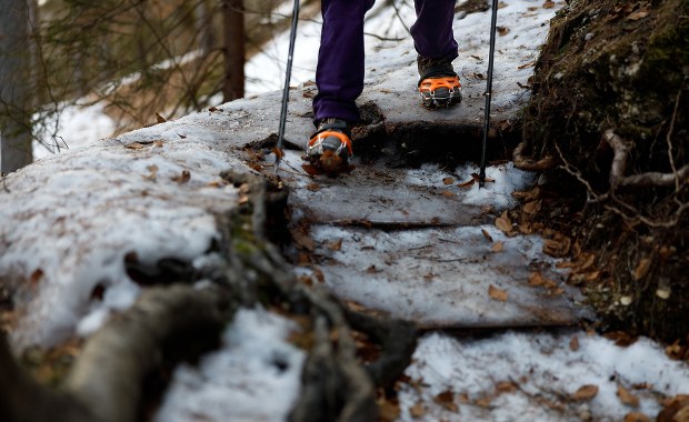 Mocno wieje w Karkonoszach. Jest też bardzo ślisko