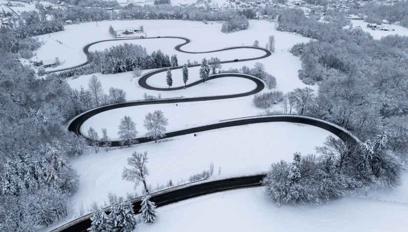Mocny atak zimy. Dziesiątki tysięcy gospodarstw bez prądu