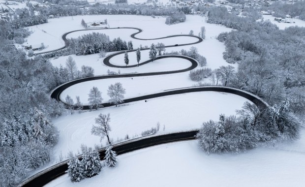 Mocny atak zimy. Dziesiątki tysięcy gospodarstw bez prądu