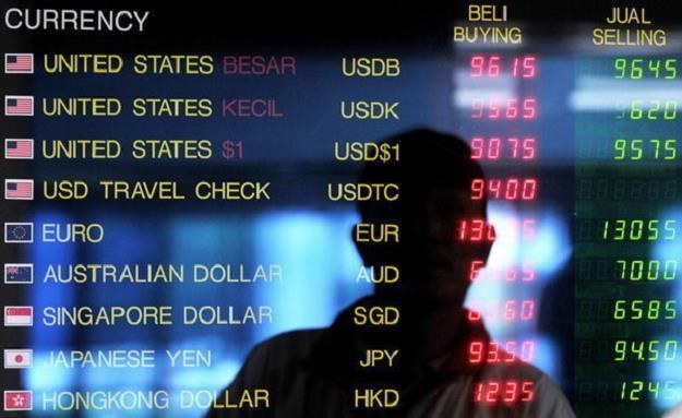 Mocny dolar może uderzyć w złotego /AFP